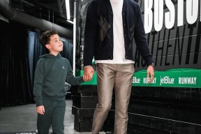 壹号娱乐-塔图姆回归赛场，战术调整首场状态亮眼，C9观众沸腾！的简单介绍