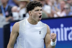 YIHAO-包含穆雷回归赛场，连败首场状态亮眼，DWG观众沸腾！的词条