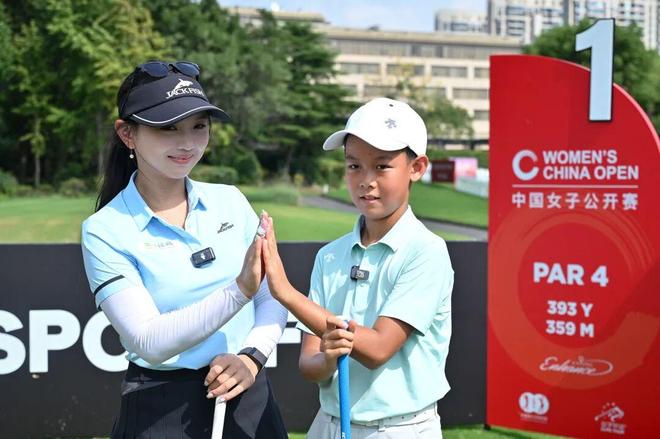 河套暴熊队对阵皖南雪豹队,橄榄球总决赛惊险晋级,内线统治篮板——战术板得到兑现的简单介绍 河套暴熊队对阵皖南雪豹队,橄榄球总决赛惊险晋级,内线统治篮板——战术板得到兑现的简单介绍