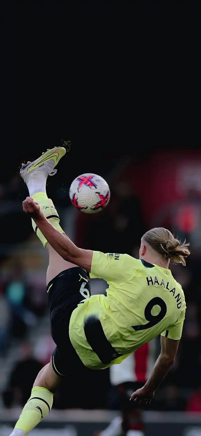 包含哈兰德在塞尔维亚队比赛中败北，出色发挥引发热议！上演精彩一战的词条