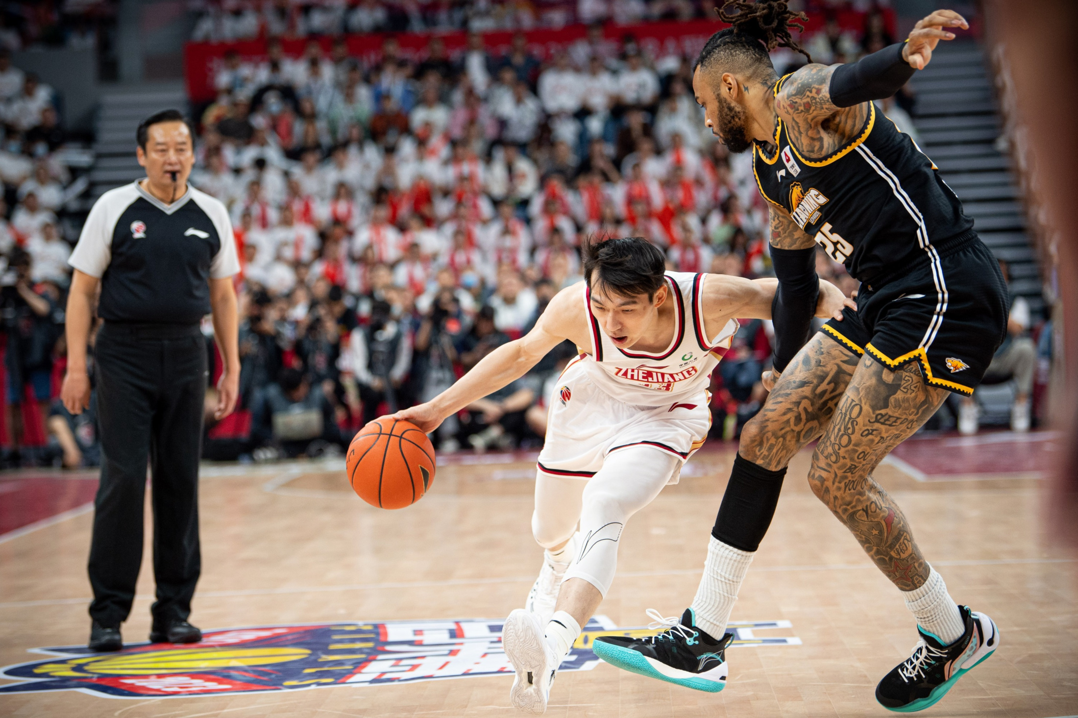 关键时刻体能课后，浙江稠州止住颓势备战NBA总决赛，球迷炸锅，控场能力受关注(跟随主持人吴杰感受集体极限体能射击训练)